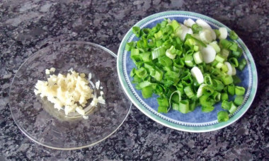 Рецепт - Помидоры тушеные с томатной пастой - Шаг 6 -  Моем, чистим, режем мелко зеленый лук и чеснок.