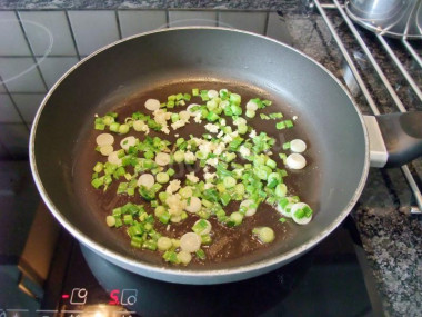 Рецепт - Помидоры тушеные с томатной пастой - Шаг 8 -  Добавляем чеснок и растительное масло.