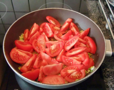 Рецепт - Помидоры тушеные с томатной пастой - Шаг 9 -  Выкладываем помидоры. Обжариваем помидоры около 5-ти минут.