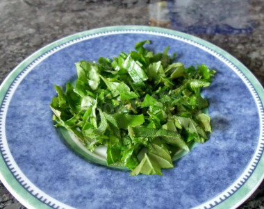 Рецепт - Помидоры тушеные с томатной пастой - Шаг 5 -  Зелень моем и измельчаем.