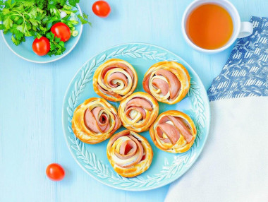 Слойки с колбасой из слоеного теста