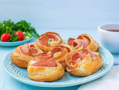 Слойки с колбасой из слоеного теста