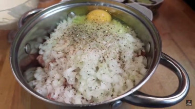 Рецепт - Куриные оладьи в сливочном соусе - Шаг 1 - 1.Приступим  к приготовлению фарша! В мелко порубленное филе добавляем  лук( так же мелко нарезанный ),  2 яйца и соль, перец по вкусу. Все тщательно перемешиваем.