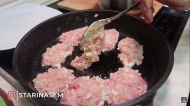 Рецепт - Куриные оладьи в сливочном соусе - Шаг 2 -  2. Добавим просеянной муки в наш фарш. Главное не переусердствовать. Мука- это связующий компонент . Далее выкладываем оладья на сковородку, старайтесь оформлять ровные контуры. Чтобы они красивее смотрелись на тарелке. Добиваемся золотистой корочки и переворачиваем. Сильно не зажариваем , т к у нас будет еще 2- ая часть термообработки, мы будем их тушить.