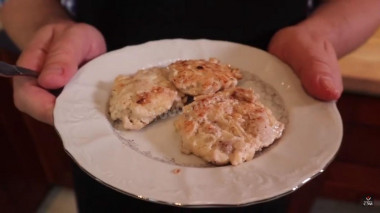 Рецепт - Куриные оладьи в сливочном соусе - Шаг 4 -  4. Готово ! Подавайте с картофельным пюре или макаронами. Приятного аппетита. Всегда Ваш, Старина Сэм. Источник Старина Сэм