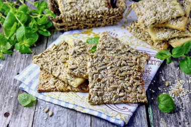 Печенье с семечками подсолнуха и кунжута галетное