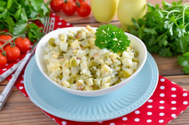 Салат из вареной трески с картофелем яйцом и луком