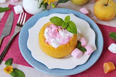 Яблоки с творогом в микроволновке