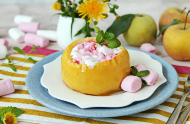 Яблоки с творогом в микроволновке