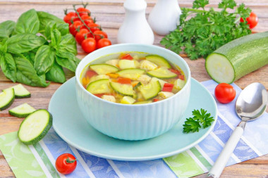 Лёгкий овощной суп с кабачками и курицей