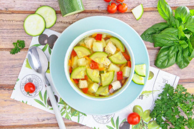Лёгкий овощной суп с кабачками и курицей