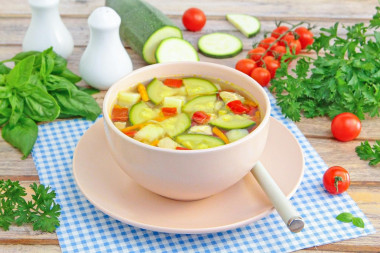 Лёгкий овощной суп с кабачками и курицей