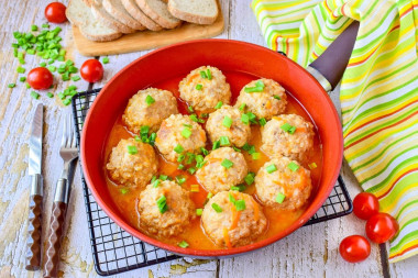 Тефтели из фарша с рисом на сковороде