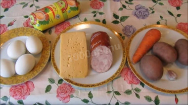 Рецепт - Салат Сугробы смаонезом, ветчиной и сыром - Шаг 1 - Для приготовления салата нам понадобится морковь, картофель, яйца, ветчина, твёрдый сыр, чеснок и майонез. Соль можно добавить по вкусу. Предварительно следует сварить картофель, морковь и яйца.