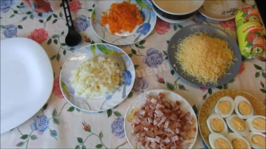 Рецепт - Салат Сугробы смаонезом, ветчиной и сыром - Шаг 2 -  Отварной картофель очистить и натереть на тёрке. Выложить на блюдо и нанести майонезную сеточку. Вторым слоем выложить натёртую морковь, также покрыть майонезной сеточкой.