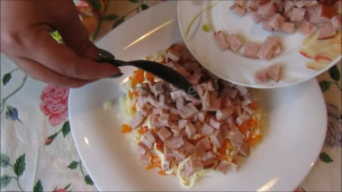 Рецепт - Салат Сугробы смаонезом, ветчиной и сыром - Шаг 3 -  Ветчину нарезать кубиками, выложить сверху моркови и смазать майонезом.