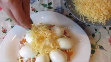 Рецепт - Салат Сугробы смаонезом, ветчиной и сыром - Шаг 5 -  На мелкой тёрке натереть твёрдый сыр и тщательно посыпать салат сверху. Салату дать немного пропитаться и подавать к столу. Для любого зимнего праздника такой салат просто находка, ведь часто на украшение блюда тратится гораздо больше времени, чем на само приготовление, а в данном варианте всё просто.