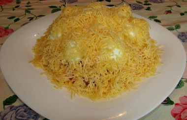 Рецепт - Салат Сугробы смаонезом, ветчиной и сыром - Шаг 6 -  Салат «Сугробы» на новогодний стол готов к подаче. Приятного аппетита!