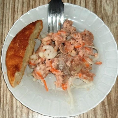 Хе из горбуши с соевым соусом, чесноком и молотым кориандром