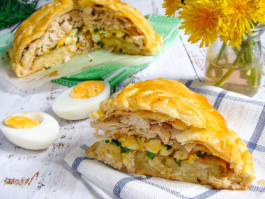 Курник с картошкой и курицей из слоеного теста в духовке