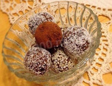 Конфеты из сухофруктов, кураги и чернослива и орехов