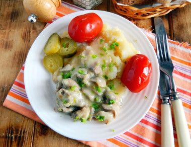 Грибы рыжики с курицей в сливках