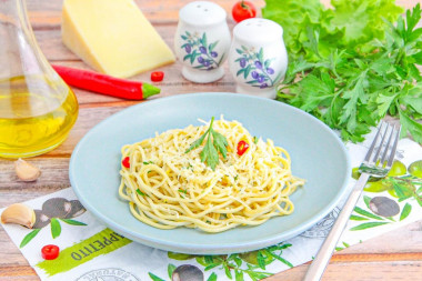 Паста алио олио с чесноком и сыром