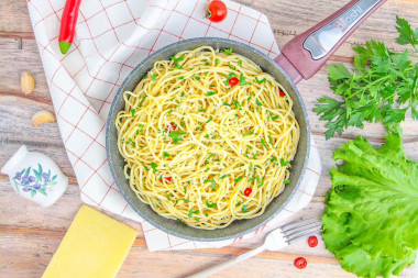 Паста алио олио с чесноком и сыром