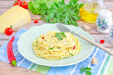 Паста алио олио с чесноком и сыром