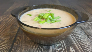Картофельный суп с ветчиной, мягким сыром на курином бульоне
