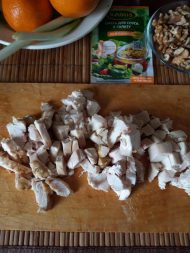 Рецепт - Салат с авокадо, мандарином и курицей - Шаг 1 - Курицу нарезать не очень мелкими кубиками.