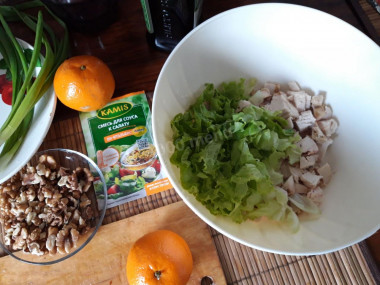 Рецепт - Салат с авокадо, мандарином и курицей - Шаг 2 -  Листья салата нарезать или порвать руками так крупно, как любите.