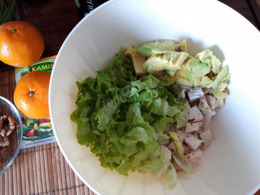 Рецепт - Салат с авокадо, мандарином и курицей - Шаг 3 -  Авокадо разрезать пополам, вынуть косточку, очистить от кожуры. Мякоть нарезать маленькими кубиками.