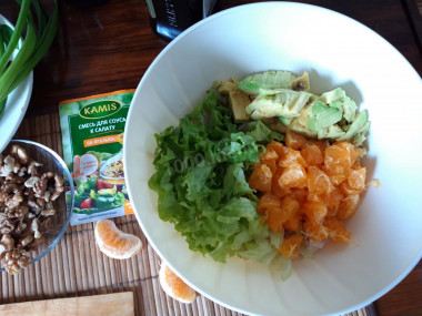 Рецепт - Салат с авокадо, мандарином и курицей - Шаг 4 -  Мандарины очистить, каждую дольку очистить от пленок, нарезать на 3 части. Мандарин можно заменить апельсином. Грецкий орех потолочь.