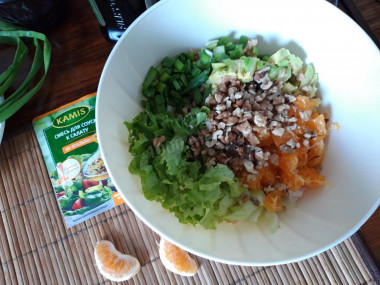 Рецепт - Салат с авокадо, мандарином и курицей - Шаг 5 -  Все ингредиенты сложить в миску, добавить мелко нарезанный зеленый лук, чуть-чуть присолить. Соленый вкус даст заправка к салату, поэтому важно не переборщить с солью.