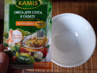 Рецепт - Салат с авокадо, мандарином и курицей - Шаг 6 -  Смесь для соуса к салату по-итальянски от Kamis высыпать в пиалку