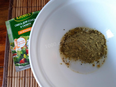 Рецепт - Салат с авокадо, мандарином и курицей - Шаг 7 -  перемешать смесь(согласно инструкции на обороте упаковки).