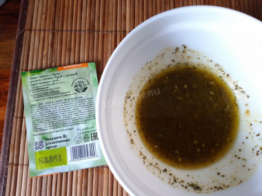 Рецепт - Салат с авокадо, мандарином и курицей - Шаг 8 -  добавить 3 ст.л. воды и столько же растительного масла