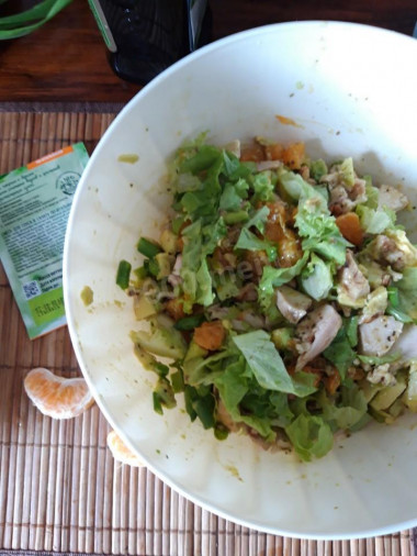 Рецепт - Салат с авокадо, мандарином и курицей - Шаг 9 -  Заправить салат, дать постоять минут 5-7 и подавать.