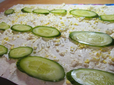 Рецепт - Лаваш с мягким сыром и свежим огурцом - Шаг 9 -  Яйца трем на крупной терке