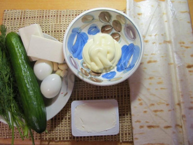 Рецепт - Лаваш с мягким сыром и свежим огурцом - Шаг 1 - Готовим необходимые продукты: огурец и зелень помыть и обсушить, а яйца я отварила заранее 8 минут от кипения с соленой воде и почистила