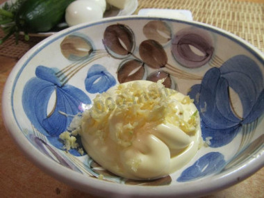 Рецепт - Лаваш с мягким сыром и свежим огурцом - Шаг 2 -  К майонезу через пресс выдавливаем чесночок