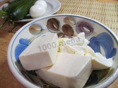 Рецепт - Лаваш с мягким сыром и свежим огурцом - Шаг 3 -  Плавленый сыр выкладываем к майонезу с чесноком и разминаем вилкой, можно натереть на терке, если хотите. У меня 2 вида плавленого сыра - в лоточках и обычный типа &quot