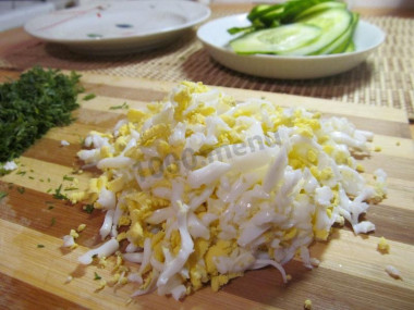 Рецепт - Лаваш с мягким сыром и свежим огурцом - Шаг 7 -  Огурец режем тонкими пластинками, чтобы лаваш в последствии хорошо завернулся