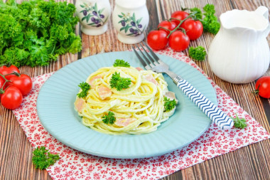 Спагетти с беконом и сливками