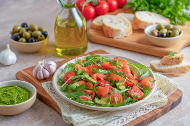 Салат с авокадо и красной рыбой