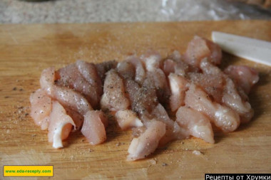 Рецепт - Салат из белой фасоли с куриным филе с сухариками - Шаг 1 - Филе куриное моем и тонко нарезаем.