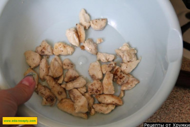 Рецепт - Салат из белой фасоли с куриным филе с сухариками - Шаг 2 -  Солим его, перчим и обжариваем в небольшом количестве растительного масла при помешивании до готовности. Жарится мясо быстро - буквально 5 минут. В принципе в этом салате можно обойтись и без куриного мяса, но у меня оставались три малых филе с прошлого блюда. Вот и решила - зачем добру пропадать!!!