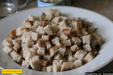 Рецепт - Салат из белой фасоли с куриным филе с сухариками - Шаг 5 -  Для сухариков хлеб режем маленькими кубиками, выкладываем в отдельную тарелку.