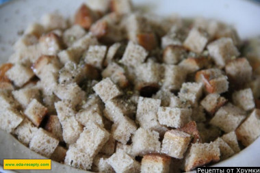 Рецепт - Салат из белой фасоли с куриным филе с сухариками - Шаг 6 -  Солим и перчим, посыпаем травами, вливаем растительное масло и тщательно перемешиваем руками, чтобы весь хлеб равномерно обволокло маслом и специями.